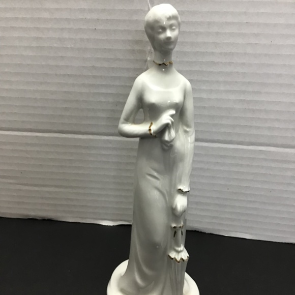 White Porcelain Lady with umbrella and handkerchief trimmed with gold Italy - Picture 3 of 8